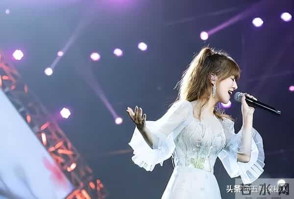 她是隐藏最深的富婆,童颜巨乳躺赚上亿,21岁打败王菲却主动过气