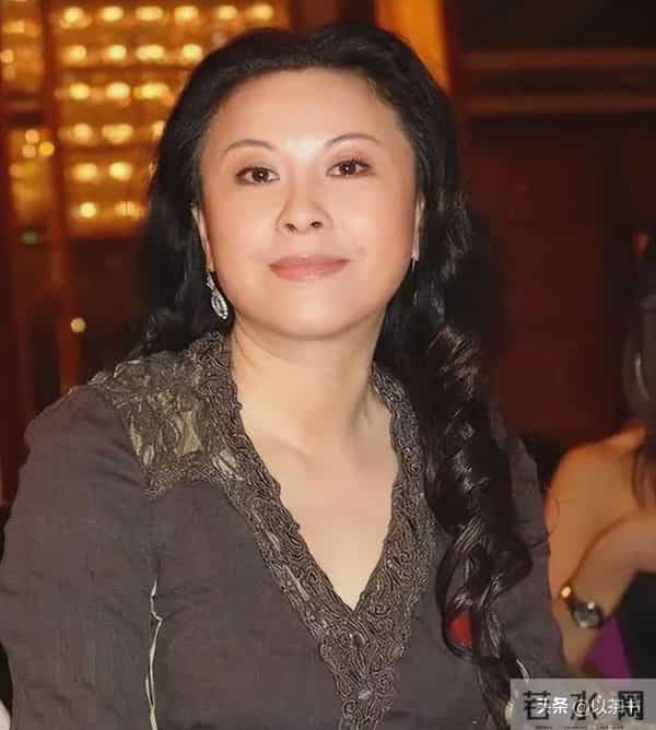 她曾力压王菲、惊艳春晚,却因投资失败成穷光蛋,如今老到认不出