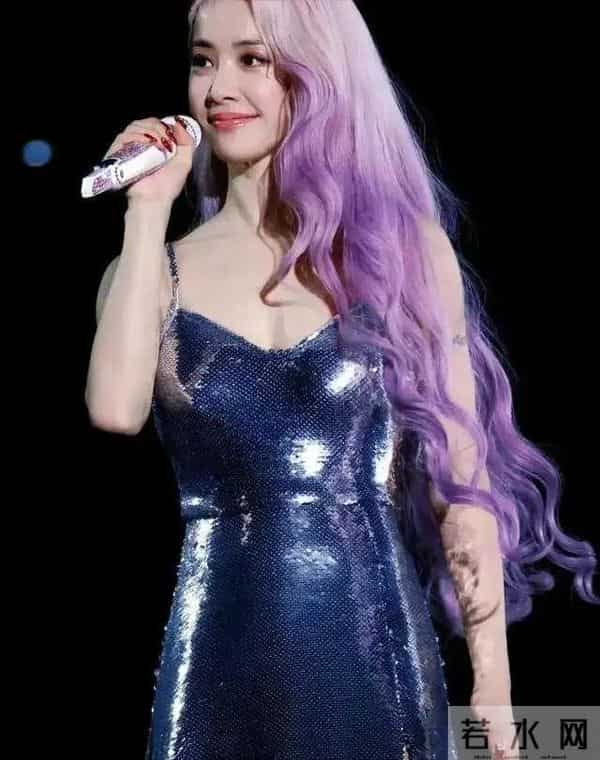 蔡依林的身材是女星里的权威 哪个敢和她比较，关键她还特别娇小