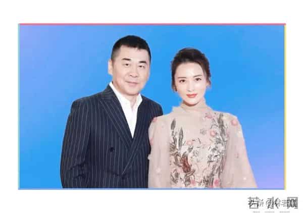 50岁蒋勤勤现身成都机场吃面,素颜皮肤白皙,打扮时髦 少女感十足