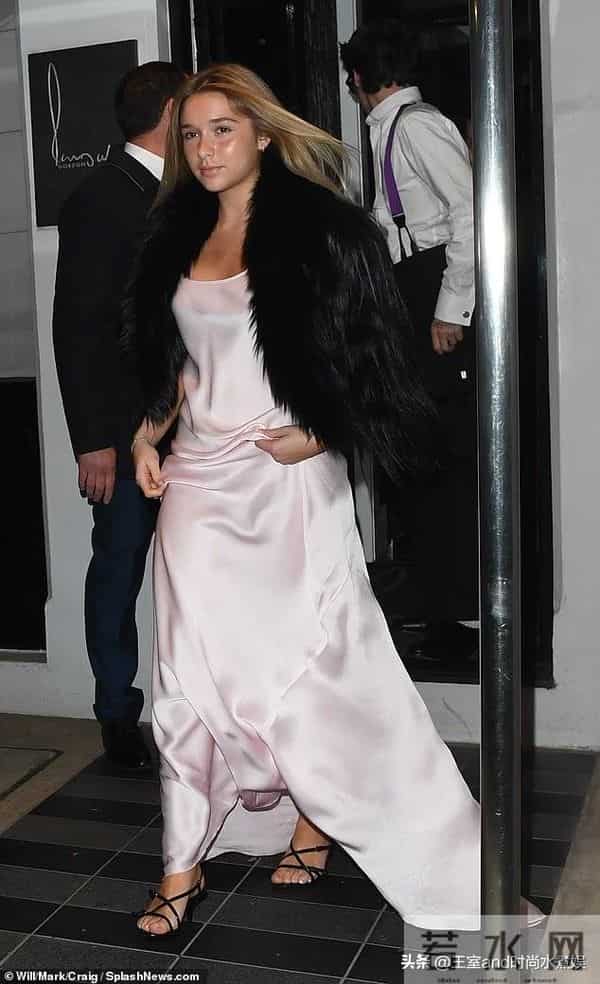 小七新镜头！庆祝大贝封爵，穿吊带皮草，油光满面成熟得不像14岁