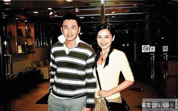 香港演员温兆伦的现状:61岁定居北京,依然帅气,10岁女儿很漂亮