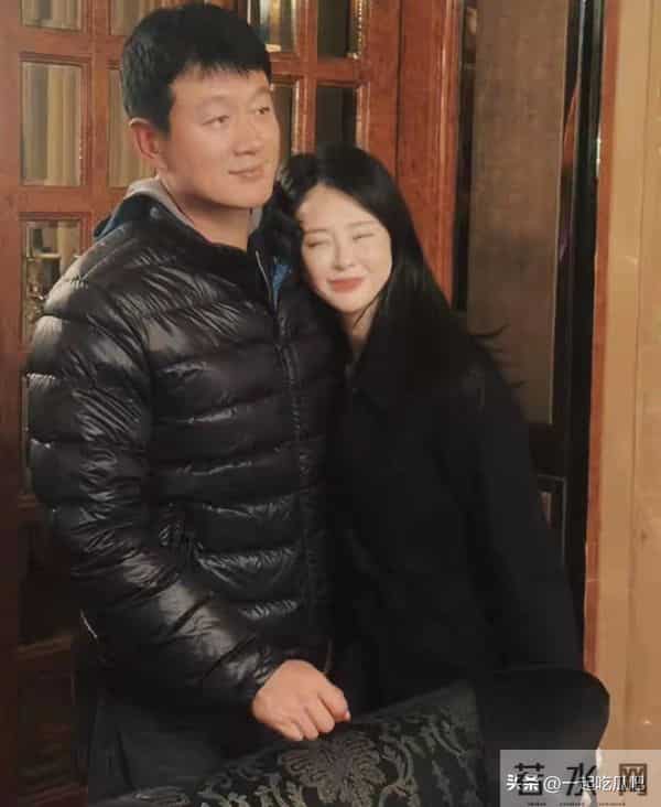 佟大为夫妇为董璇庆生,关悦挽着老公好恩爱,姐妹团在KTV唱歌