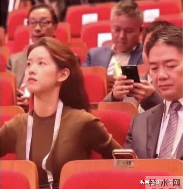 章泽天烫发翻车后 听劝拉直笑容灿烂 和刘强东同框不再唯唯诺诺