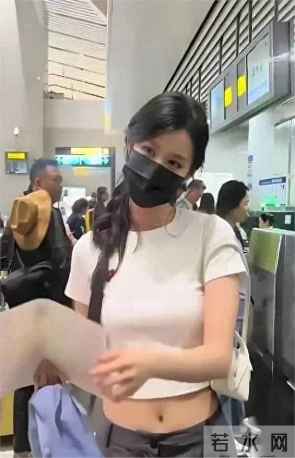 王楚然现身机场，被网友吐槽：腰好粗，和照片上天差地别。