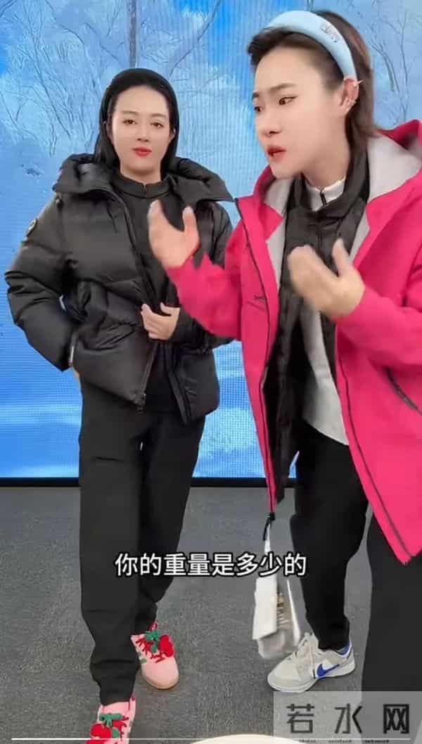 温美玲痊愈后赴杭州带货，与红蜻蜓合作，51岁穿玫粉色显得好年轻