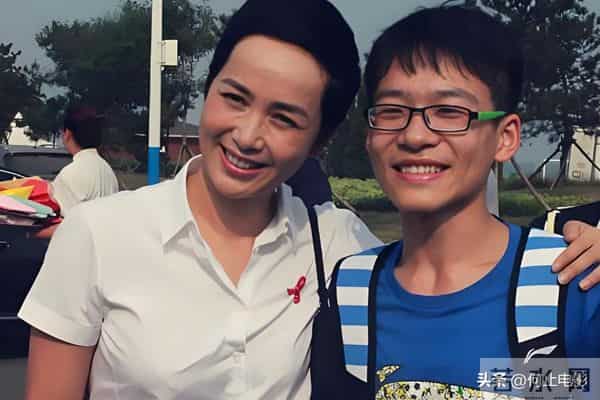 59岁蒋雯丽现状,定居英国,又瘦又老,粉丝惋惜:一代女神也老了