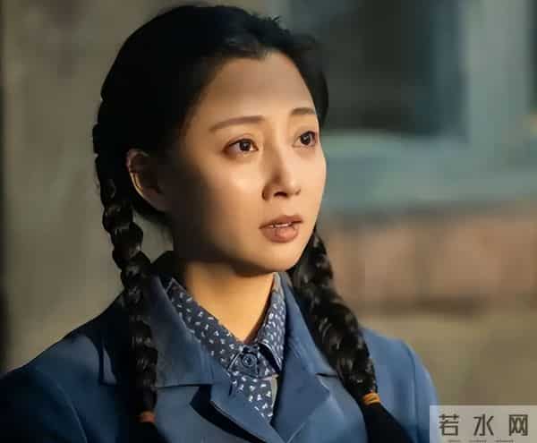 她是演员中的女富豪，豪车多的开不过来，如今45岁却活得像20岁