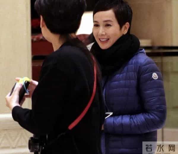 蒋雯丽59岁英国低调生活曝光:昔日女神瘦老憔悴,岁月不饶人