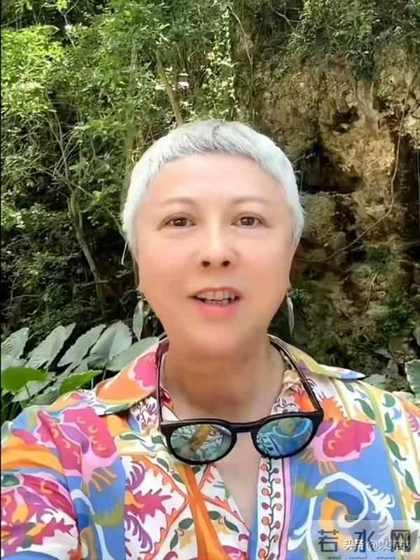 她曾力压王菲、惊艳春晚,却因投资失败成穷光蛋,如今老到认不出