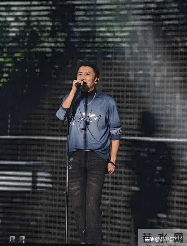 他曾因长胖被嘲,减肥变爆炸头帅哥,今成谢霆锋师弟猛晒腹肌!