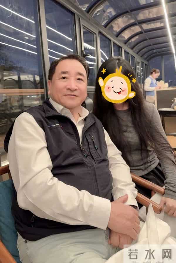 75岁姜昆和朋友聚餐，60岁洋徒弟大山也在，他状态好精气神十足