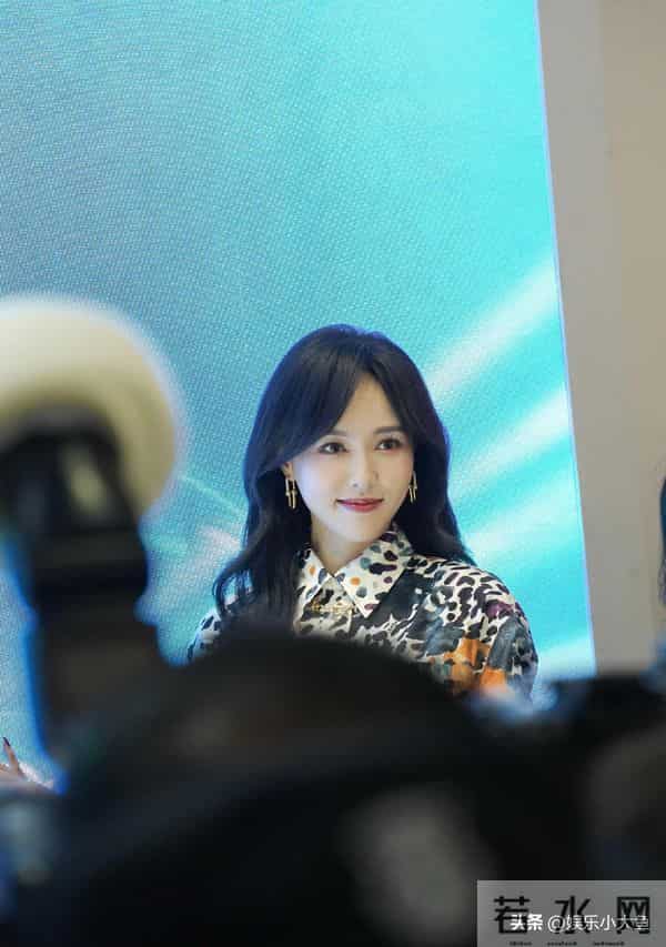 唐嫣今日上海进博会出席活动,穿浅蓝色印花桑蚕丝连衣裙好漂亮