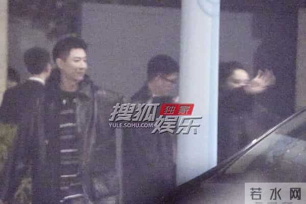 独家:董璇生日聚会张维伊照顾小酒窝 散场后夫妻牵手好甜蜜