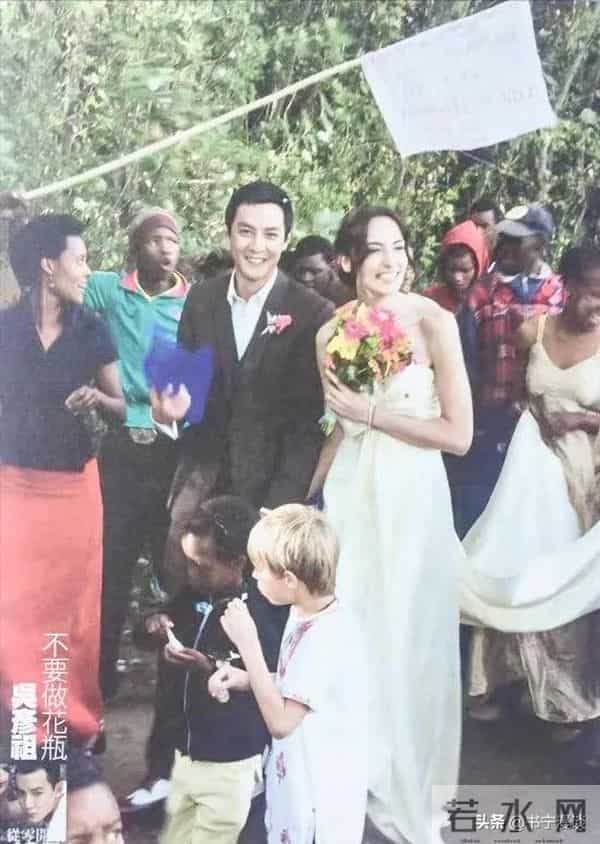 吴彦祖晒夫妻合照,47岁Lisa发际线后退,素颜老成“蒙娜丽莎”