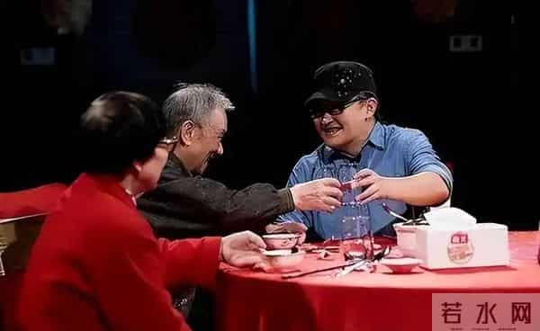 事实证明，嗜酒如命，患“不死癌症”的刘欢，早已走上另一条大道