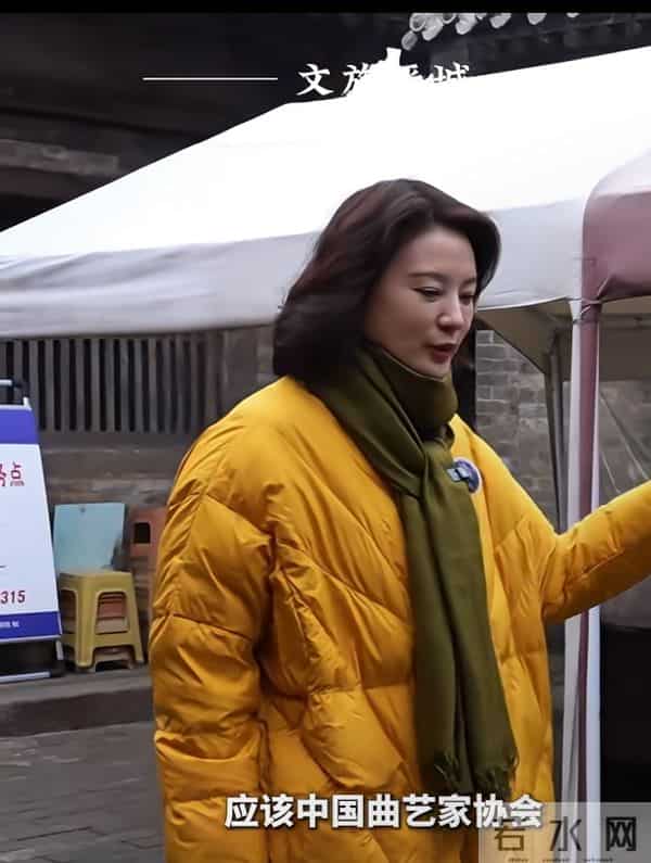刘芳菲探访铁佛寺,姜黄羽绒服搭墨绿围巾,知性优雅尽显文旅风采