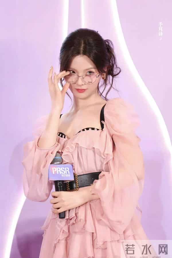 杨超越这套 有点爱[舔屏]