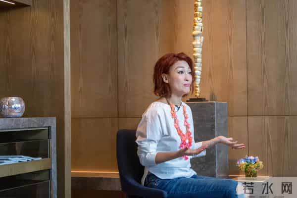 55岁香港著名女歌手的近况曝光，曾因不育通过领养方式实现母亲梦