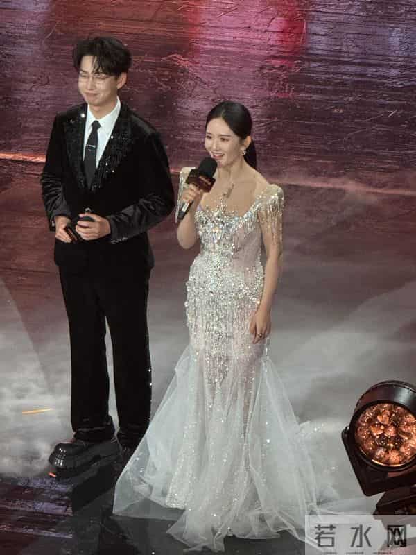 张杰的眼光真不赖啊!谢娜一袭带钻礼裙主持节目,仪态大方太美了