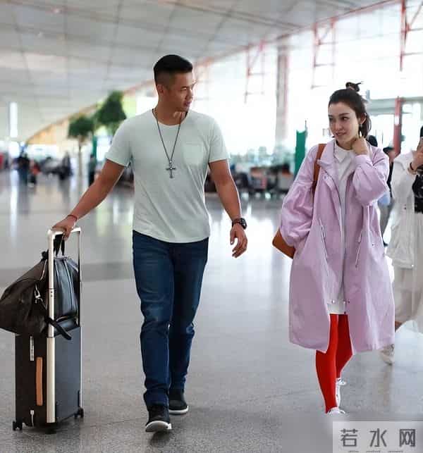 范玮琪夫妇合体走机场,她背10万包却穿红秋裤,不上档次却廉价