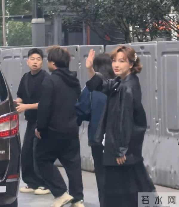 吴昕在长沙被偶遇，她真的好瘦啊，脸圆圆的，身材真好，看着好美