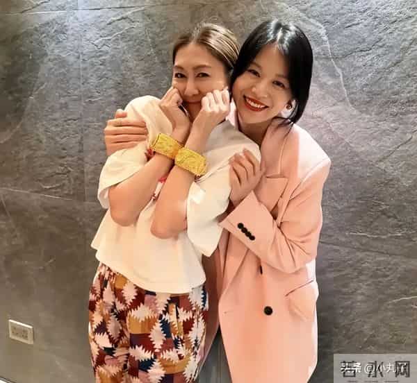 李承德为老婆胡杏儿庆祝生日，手腕金镯抢镜，满满的幸福味道