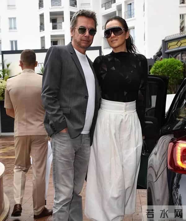 59岁巩俐现身北京公园,满脸皱纹头发凌乱 喝酸奶吃糖葫芦超接地气