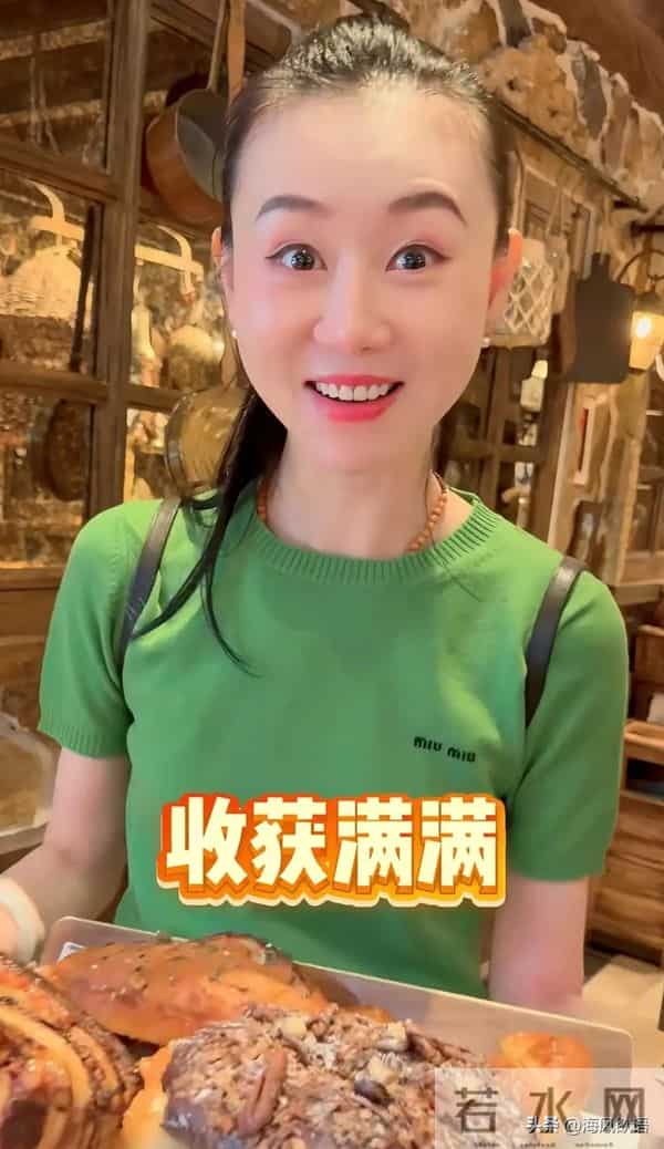 范志毅带娇妻立冬逛街,面包店扫货遭老婆当场拿捏,被误认成父女