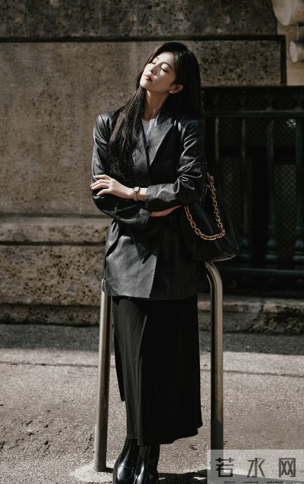 穿黑色皮夹克的白鹿