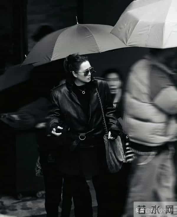 巩俐参加卡地亚活动,60岁依旧很有女王范,完美诠释岁月不败美人