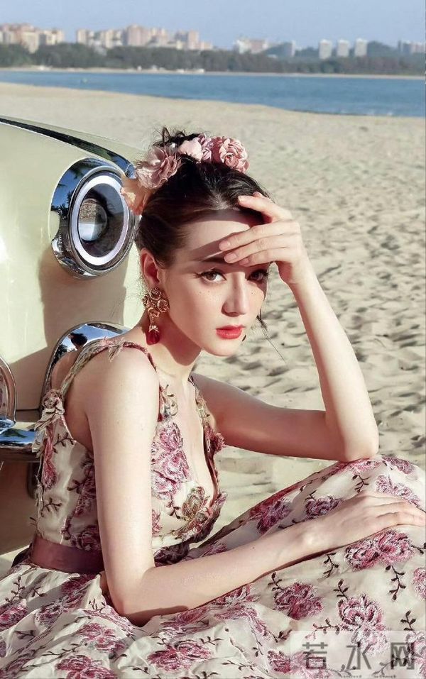 迪丽热巴这张拿椰子的照片,把我看饿了…不对,是看美了!