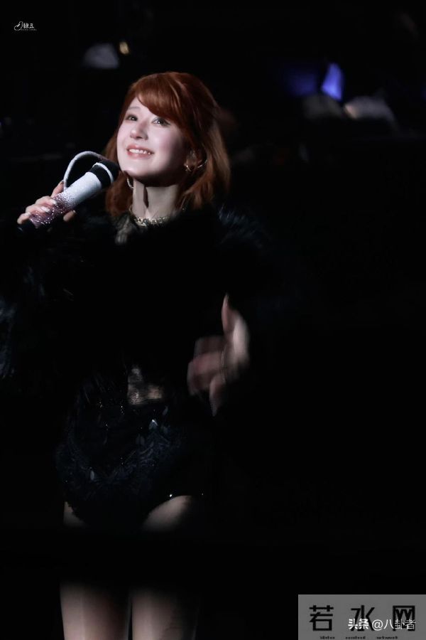 赵露思生日演唱会造型真顶,这身材太迷糊了!