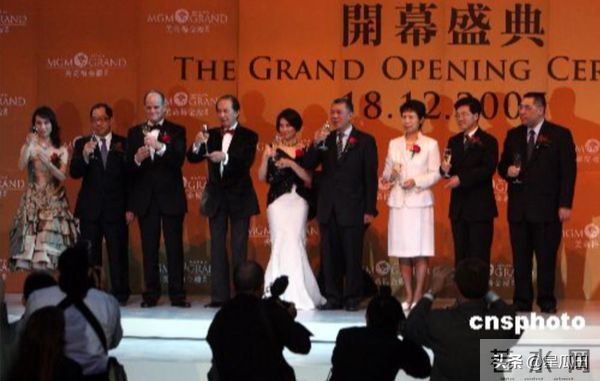 官媒发文,63岁何超琼再破天花板,让许晋亨和整个豪门圈刮目相看!