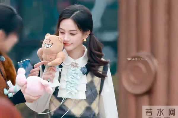 李一桐穿白丝优雅，甜美中透露女人味！