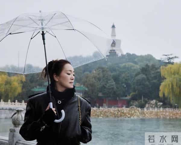 59岁巩俐在北京公园,长了皱纹头发凌乱,喝老酸奶吃糖葫芦接地气