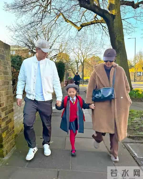 46岁胡杏儿和老公度假庆生,小腹圆润,网友猜测怀“四胎”拼女儿