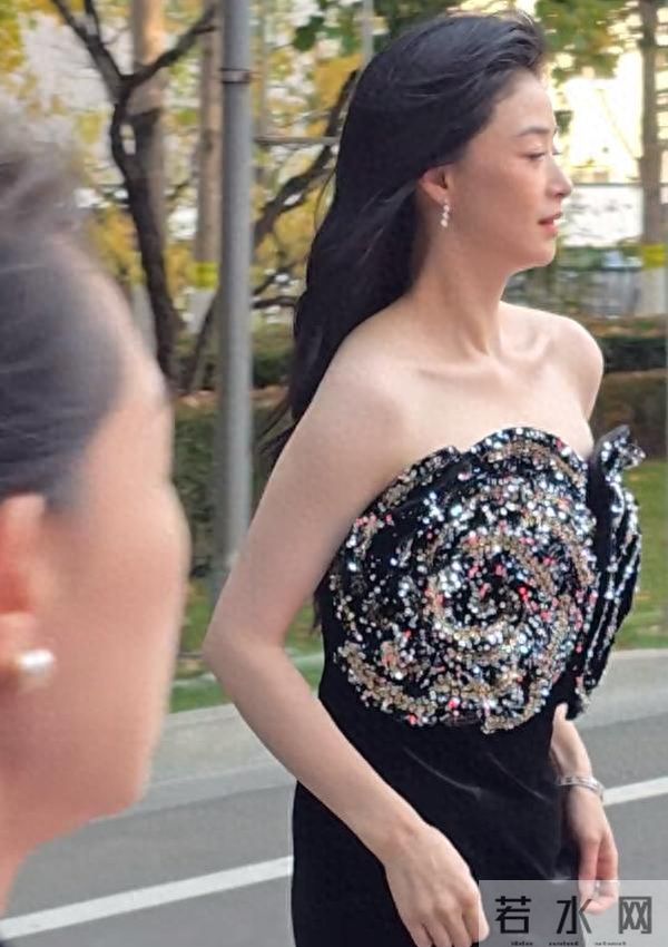 蒋欣终于瘦出新高度，顶级头肩比美爆了，她的“波浪”锁骨更抢镜