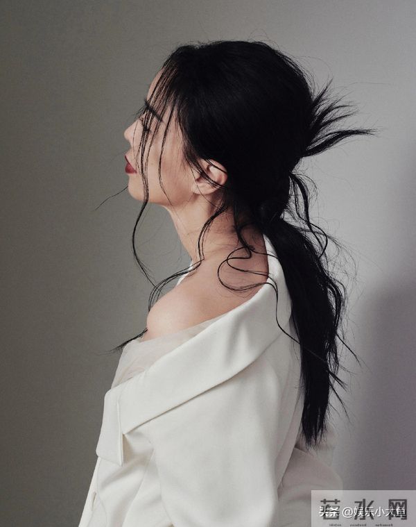 那英出席卡地亚高级珠宝晚宴,穿露肩白色西服套装气场全开好美