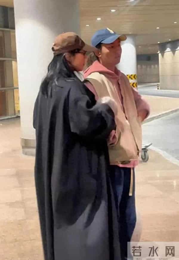 白百何带俩儿子回国，17岁大儿子罕见现身，180身高似他爸！