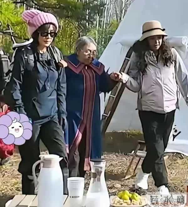 刘晓庆一天吃一斤肉，同龄人夸她年轻，摘下假发真容曝光