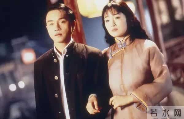 59岁巩俐现身北京公园，穿黑皮衣配透明伞，雨中喝酸奶吃冰糖葫芦