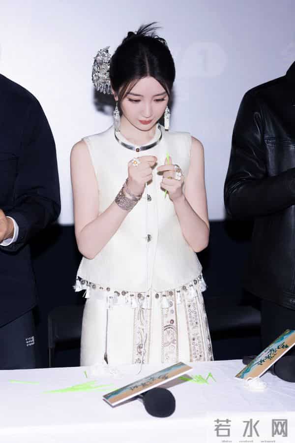 毛晓彤出席线下活动,又漂亮又明媚,皮肤白到发光少女感十足呀!