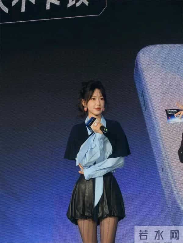 程潇最新美照穿上的开线黑丝袜肥腿太诱惑