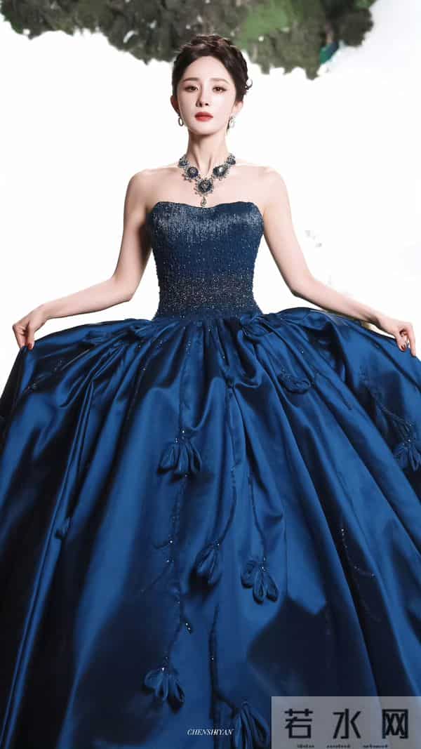 杨幂这套太美了吧,感觉贵气都要溢出屏幕了!