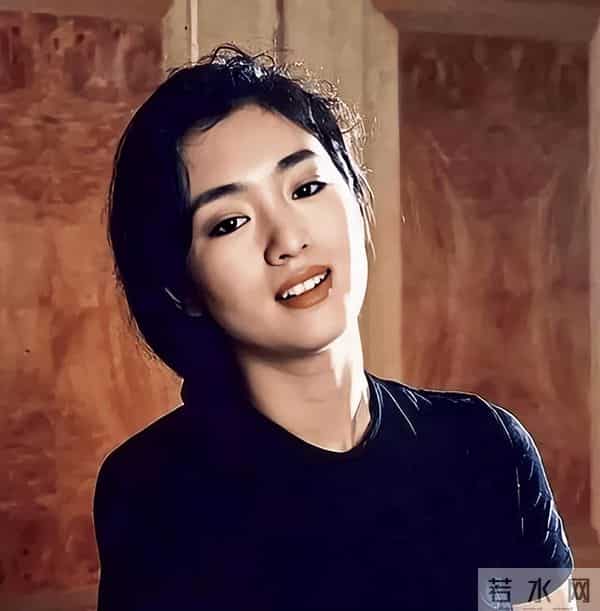 59岁巩俐在北京公园,长了皱纹头发凌乱,喝老酸奶吃糖葫芦接地气