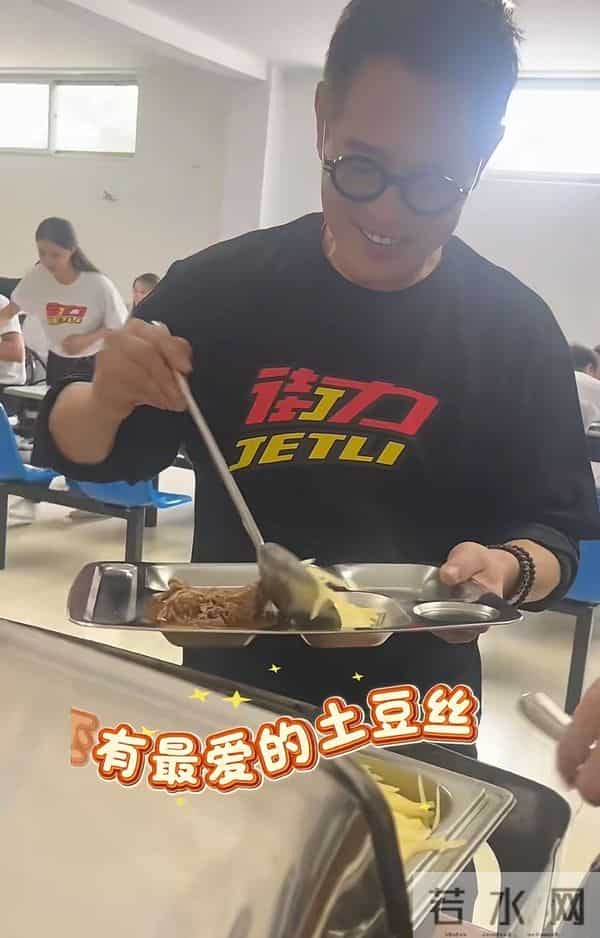 62岁李连杰探班吴京,俩人花5块钱同吃一盘饭,看模样年轻了不少