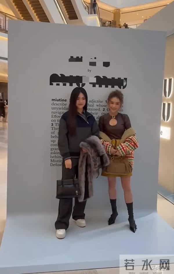 两位真千金罕见同框，何超莲娇小玲珑，小17岁的王诗龄端庄大气