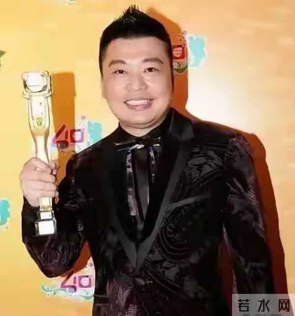 香港知名谐星被偶遇,12月在内地举办个唱,被好友指赚钱多又吝啬