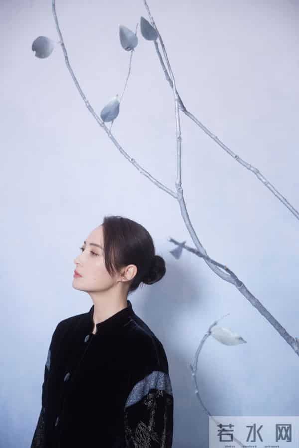 蒋勤勤分享国风写真，黑丝绒刺绣装配低盘发，气质典雅美出新高度